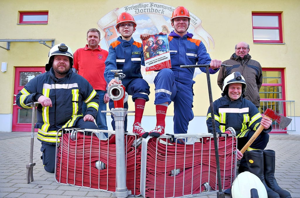 Pepe Erben (vorn li.) und Philipp Lippmann (vorn re.) haben sich bereits auf die Socken zur Feuerwehr gemacht. Wehrleiter Torsten Ludwig (li.), Vereinsvorsitzender René Bringezu (2. v. li.) und Kinderfeuerwehrleiter Robert Olejnicki ebenfalls. Für Ortsbürgermeister Karl-Heinz Schleicher (hinten re.) ist die Feuerwehr eine wichtige Säule im Ort.
