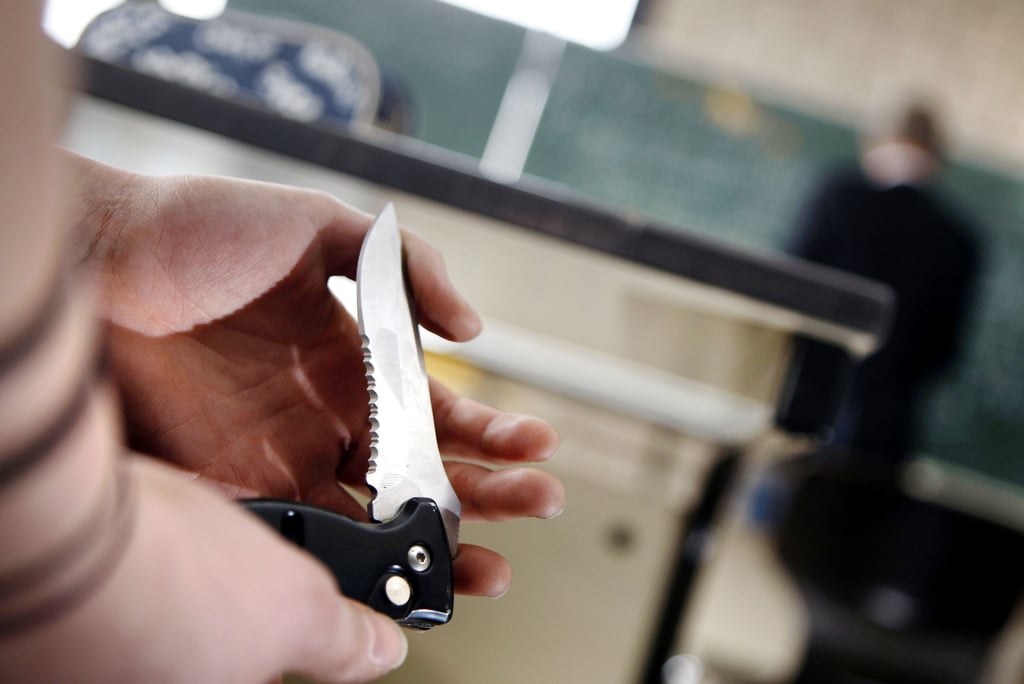 Mit zwei Messern wird 17-Jährige erneut im Hauptbahnhof Magdeburg gestellt.