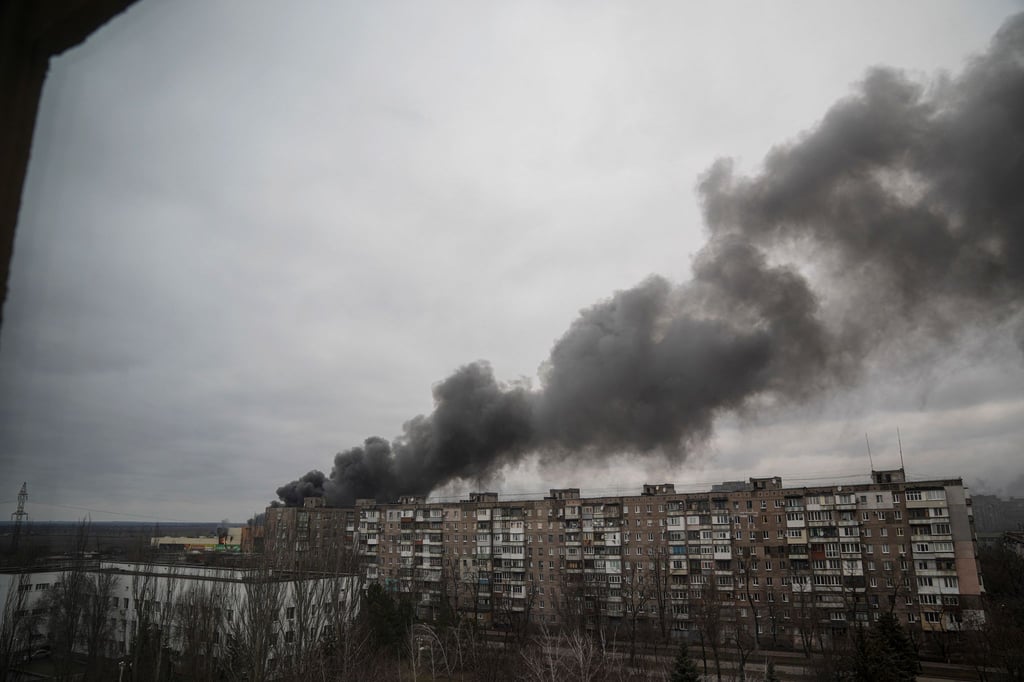 Rauch steigt auf nach dem Beschuss durch russische Streitkräfte in Mariupol.