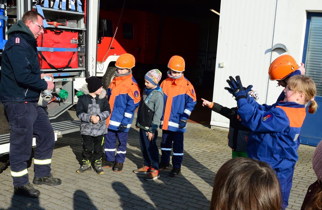 Ganz große Augen machten die Jüngsten beim Anblick der großen Feuerwehrtechnik.