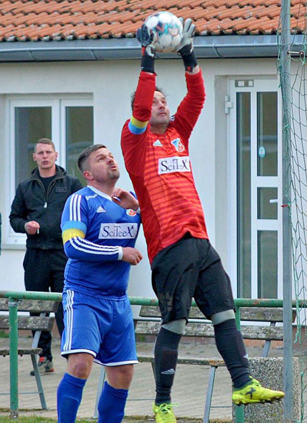 ESV Kapitän Markus Löhnert (l.) und Torwart Sebastian Hackbart in Aktion.