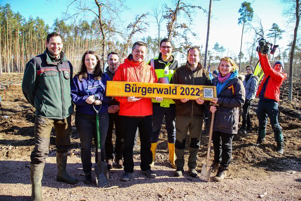 Am Samstag, den 5. März pflanzten im Stadtwald Oranienbaum 150 freiwillige Helfer über 4500 neue Bäume. Verteilt auf zwei Pflanzflächen wurden 2500 Douglasien, 2000 Kiefern und eine Friedenseiche in den Boden gebracht.