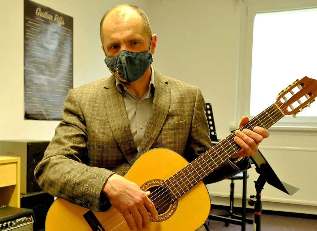 Andriy Klymyshyn ist Lehrer für Gitarre, Schlagzeug und Klavier an der Musikschule Schicker in Blankenburg, Ilsenburg und Wernigerode.