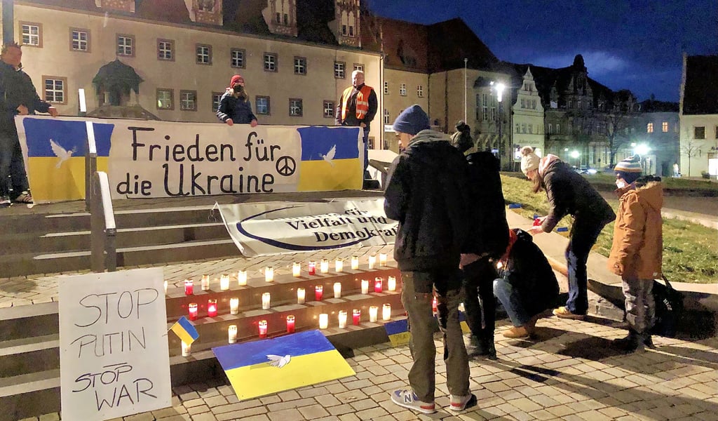 Mindestens 150 Menschen sind am Sonntagabend zum ersten stillen Protest auf den Zeitzer Altmarkt gekommen. Viele zündeten Kerzen an.