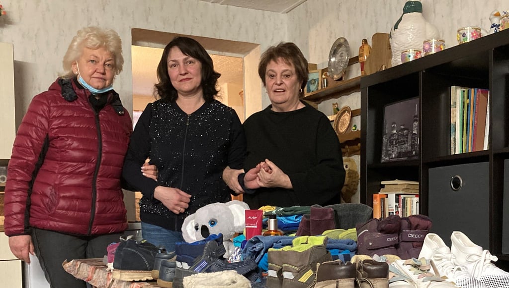 Im Keller von Familie Friedrich in Barnstädt lagern Kinderschuhe und Kleidung. Monika Friedrich (r.) hat zur Spendenaktion für die Angehörigen von Switlana Zwarg (Mitte) aufgerufen, die seit Mittwoch in Barnstädt sind. Erika Preuß (l.) überbrachte eine Geldspende.