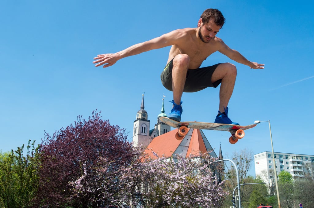 Ein Skateboarder am Petriförder in Magdeburg.