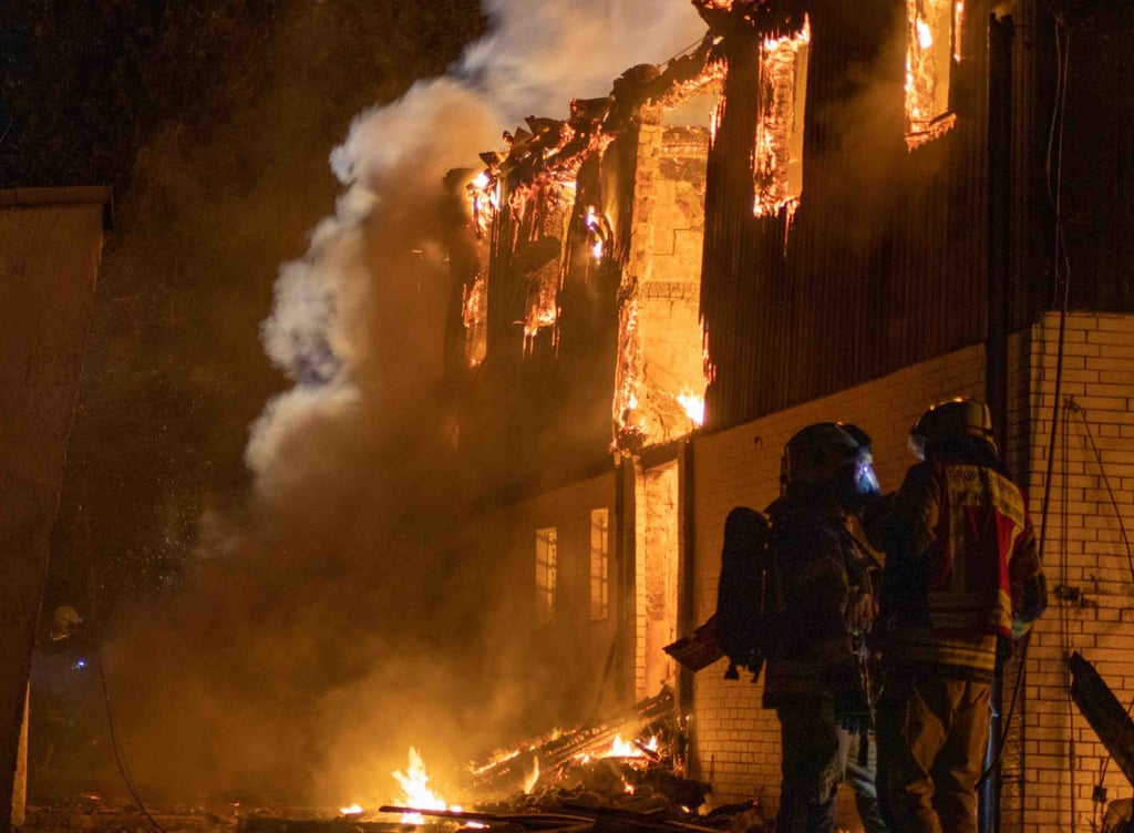 Feuerwehrleute löschen einen Brand eines Einfamilienhauses in Lückendorf im Landkreis Görlitz. Das Haus ist bei dem Brand zerstört worden.