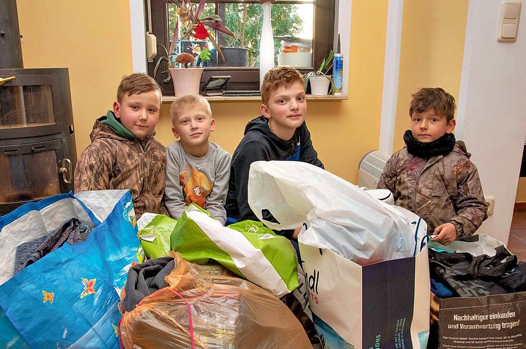 Das Gewühl und Gewusel im Haus ist noch groß. Die Kinder aber haben bereits Freundschaft geschlossen: Richard, Maxim, Madwi und Armin (v.l.n.r.)