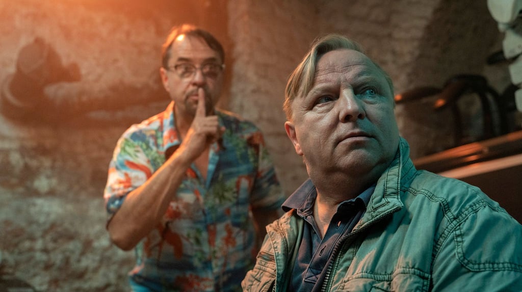 Prof. Karl-Friedrich Boerne (Jan Josef Liefers, l) und Kommissar Axel Thiel (Axel Prahl) in ihrem Versteck im Keller.