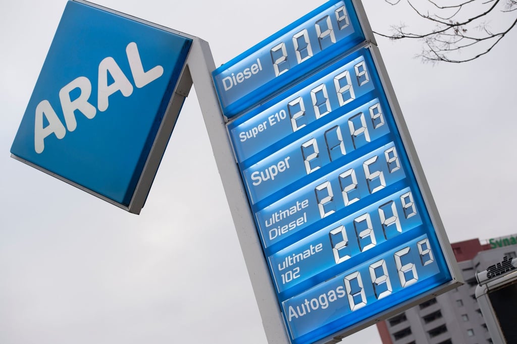 Preise für Kraftstoffe an einer Tankstelle in Berlin. Der russische Angriffskrieg in der Ukraine hatte zu neuen Turbulenzen auf den Ölmärkten geführt.