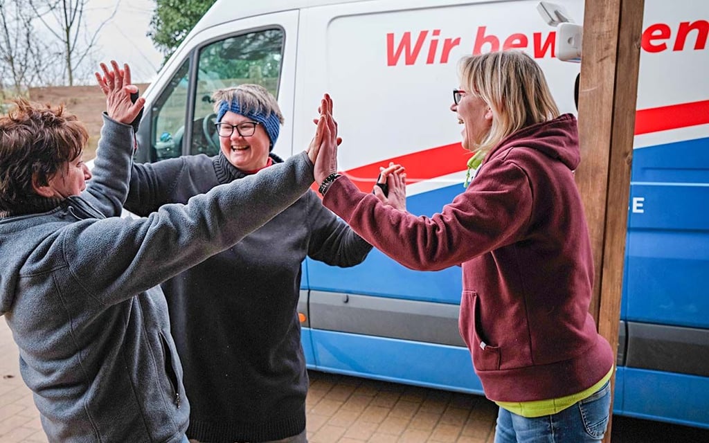 Dana Knape, Yvonne Pietzsch und Yvonne Seyfarth haben es geschafft: Der Transport für die Ukraine ist abfahrbereit.