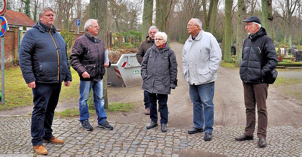 Die Genthiner Stadtsenioren mit Jürgen Schulze (2. v. re.) bei der Friedhofsbegehung mit Bürgermeister Matthias Günther.