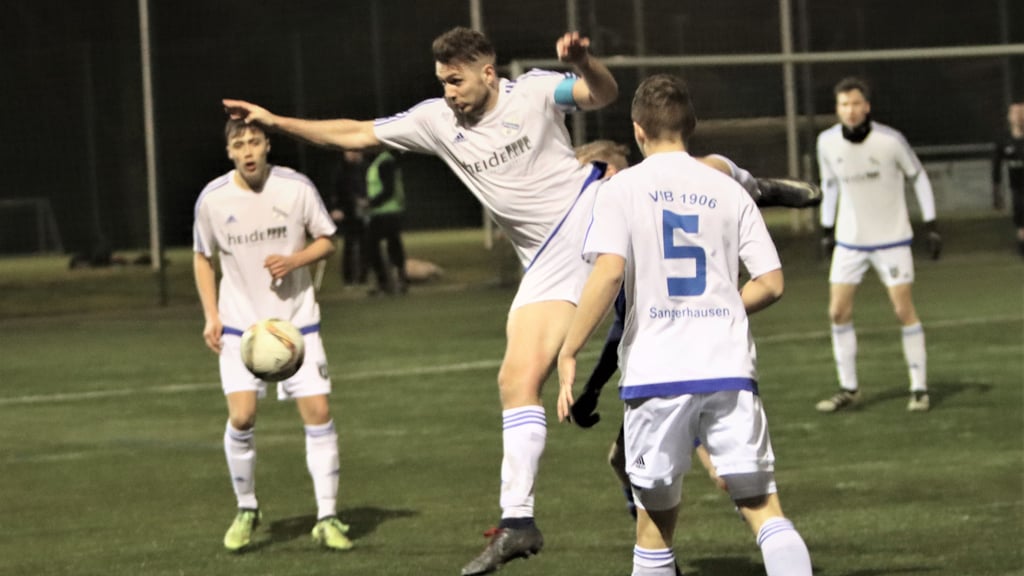Kapitän Patrick Olbricht (mitte) und der VfB Sangerhausen feierten am Freitagabend einen 5:2-Sieg gegen Blau-Weiß Dölau.