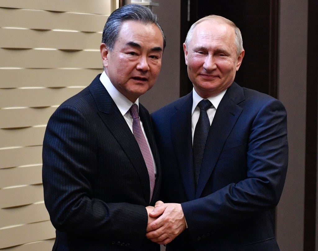 Chinas Außenminister Wang Yi und Putin auf Tuchfühlung.