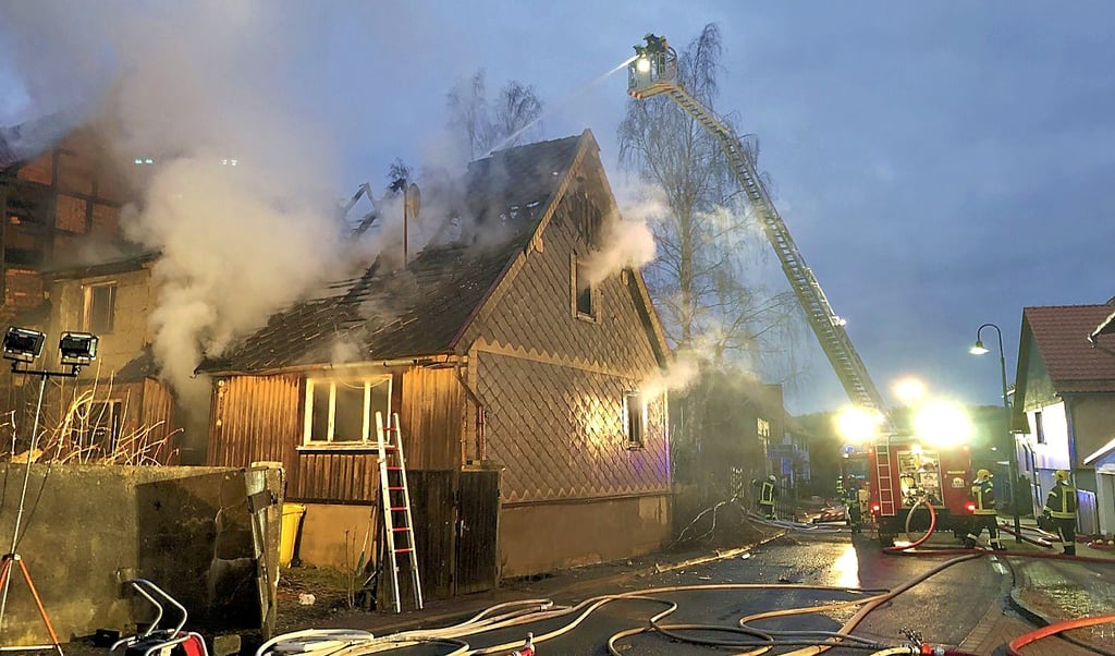Auch von der Drehleiter herab erfolgen Löscharbeiten im Inneren des Hauses.