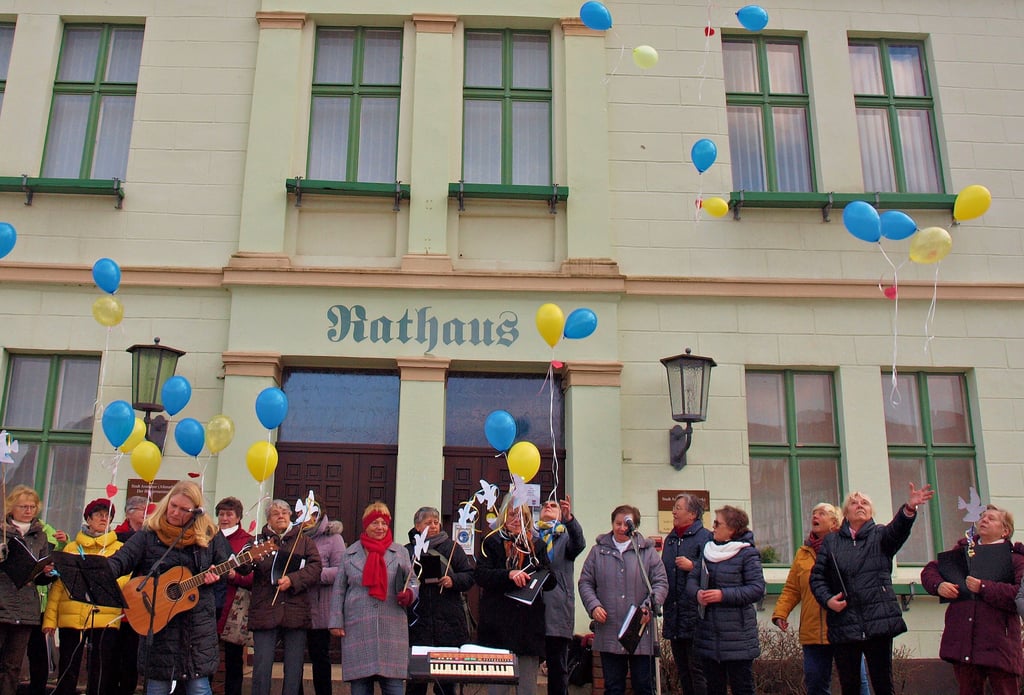 Der Arendseer Frauenchor ließ während seines Auftritts vor dem Rathaus blau-gelbe Luftballons mit Friedenswünschen aufsteigen und verlieh damit der Forderung nach einem sofortigen Kriegsende in der Ukraine Nachdruck.