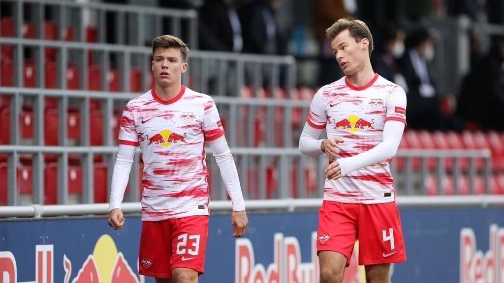 Sidney Raebinger (l.) und Torschütze Julius Pfennig.