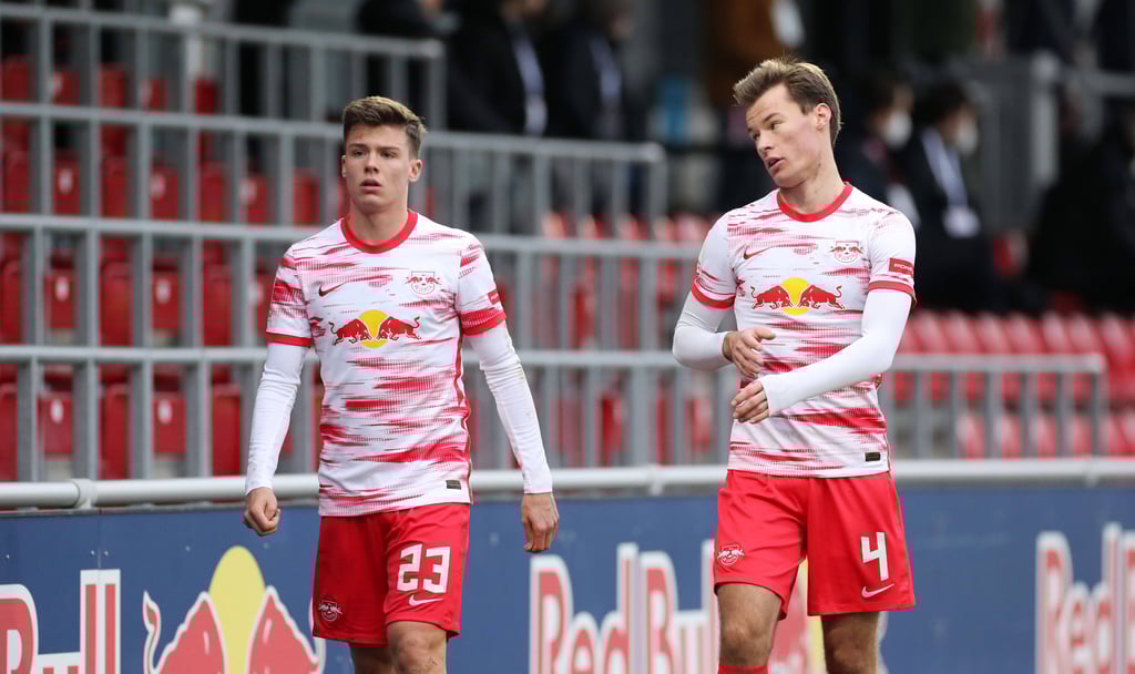 Sidney Raebinger (l.) und Torschütze Julius Pfennig.