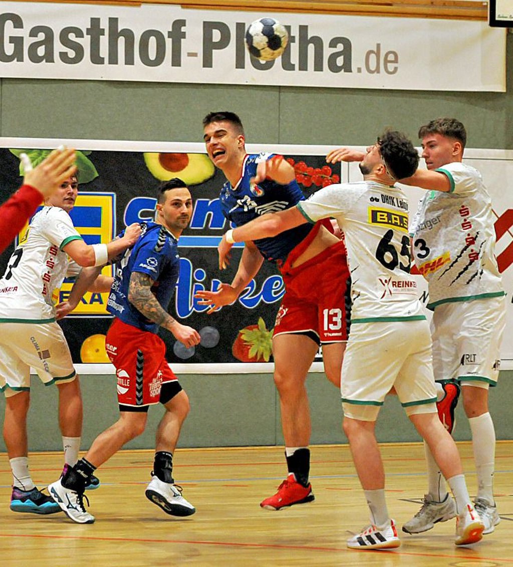 Niklas Seifert (Nummer 65), der in der kommenden Saison für die Burgenländer spielen wird (wir berichteten), nimmt HCB-Akteur Marek Hnidák , dem fünf Tore gelangen, in die Mangel.
