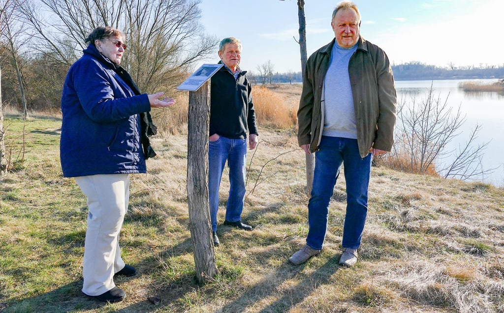 Eckhard Ludwig (Mitte) und Bernhard Klepel zeigen Helga Welz die neuen Schilder am Kiessee bei Prettin.