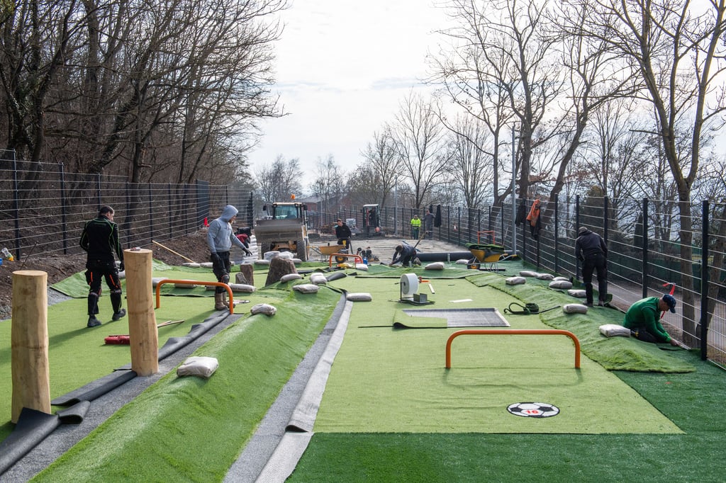 Gegenüber des einstigen Rodlertreffs Eckartsberga, der jetzt Sun-Golf heißt, wird derzeit eine Fußballgolf-Anlage errichtet.