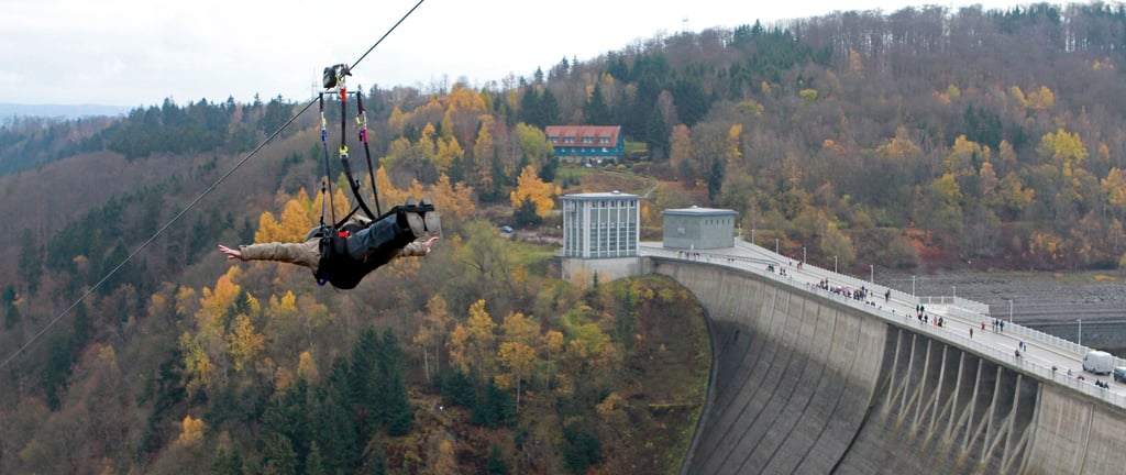 Im Harz kann man viel entdecken. Die Region um den Brocken ist ein attraktives Ausflugsziel für Familien, Wanderer, Menschen, die Ruhe suchen, Einheimische und Touristen. Doch wo sind sie besonders gern? Etwa am Oderteich oder auf dem Brocken oder suchen Harzbegeisterte doch lieber wie hier den Adrenalinschub bei Harzdrenalin.