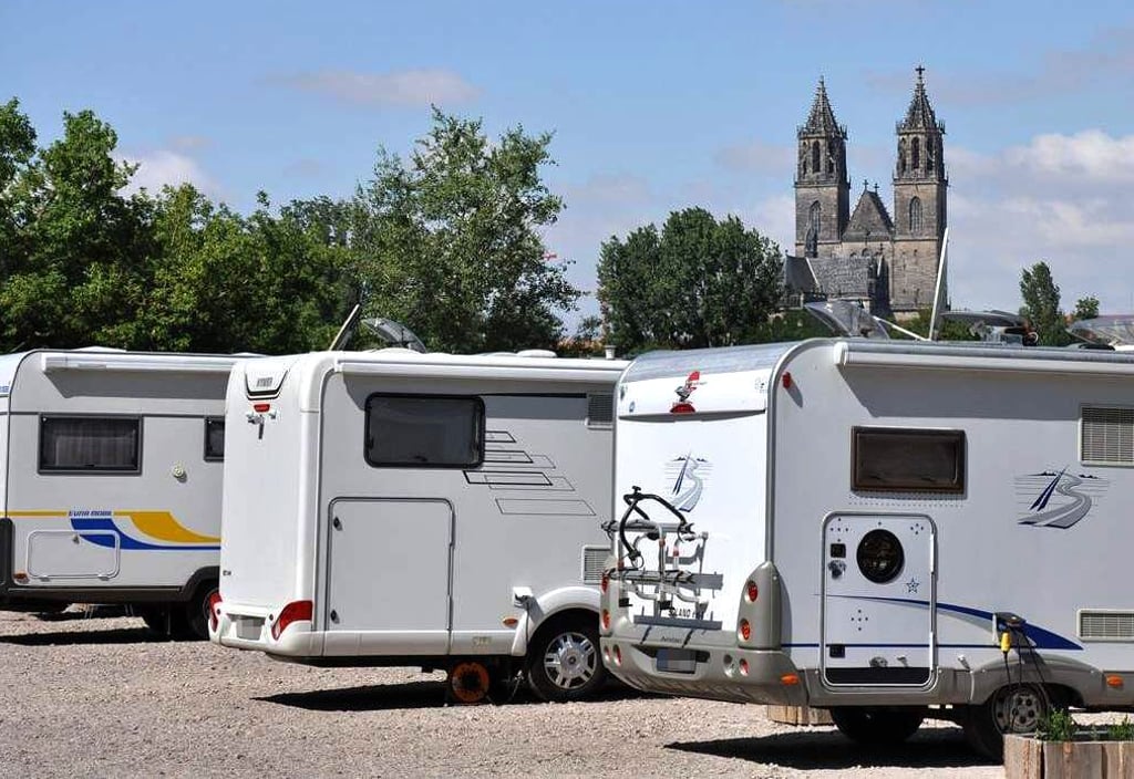 Während der klassische Tourismus in den Corona-Jahren gelitten hat, profitierte vor allem die Caravan-Branche vom neuen Camping-Boom. Das Vorhalten von Stellplätzen hat als Tourismusfaktor an Bedeutung gewonnen – auch in Magdeburg.