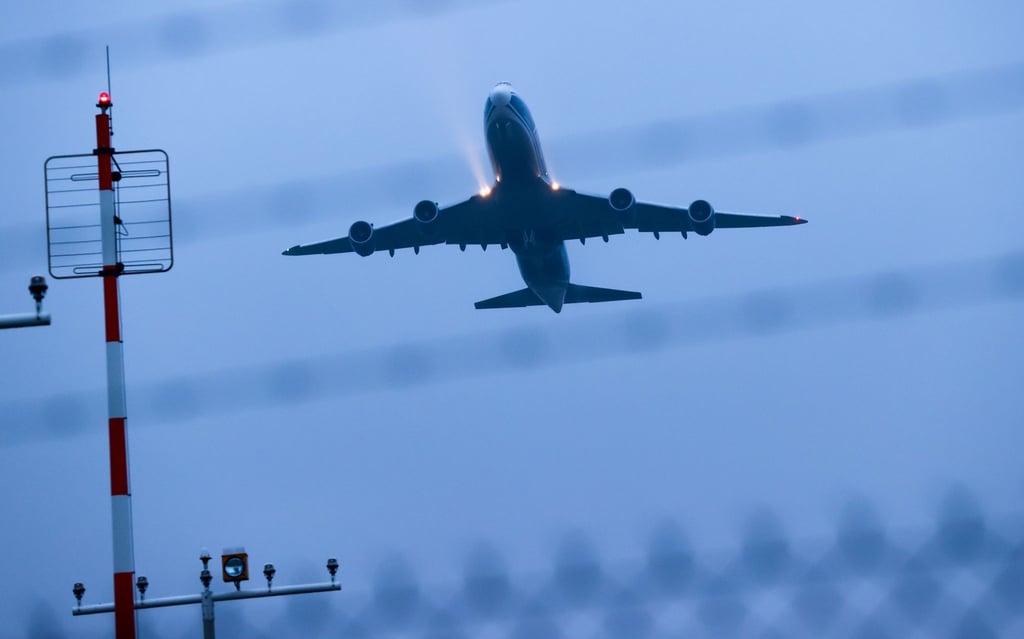 Ein Frachtflugzeug startet vom Flughafen Leipzig/Halle.