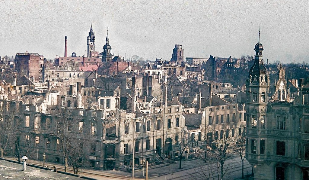 Dessau nach der Bombardierung im März 1945.