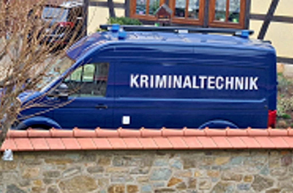 In Welbsleben ist eine vermeintliche Bombe unter einem Auto gefunden worden. Spezialeinheiten der Polizei waren zur Entschärfung vor Ort.
