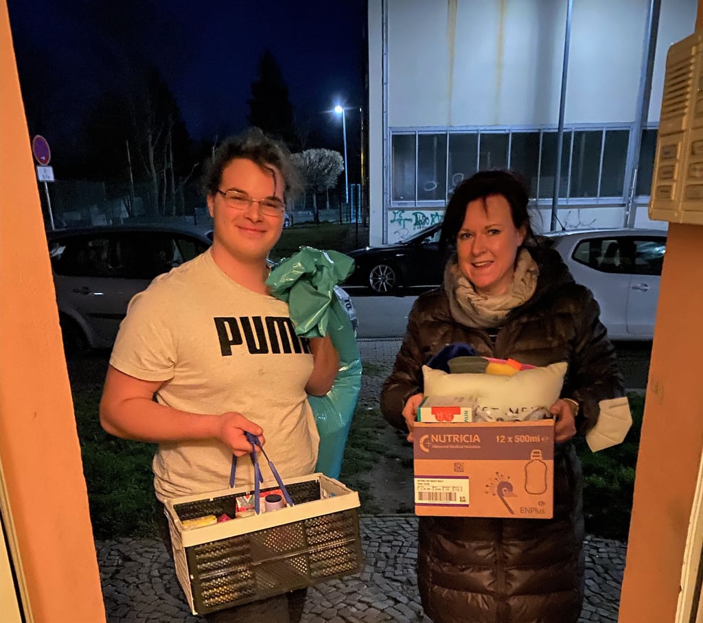 Cezary Jablonka nimmt die Sachspenden einer Weißenfelserin an.