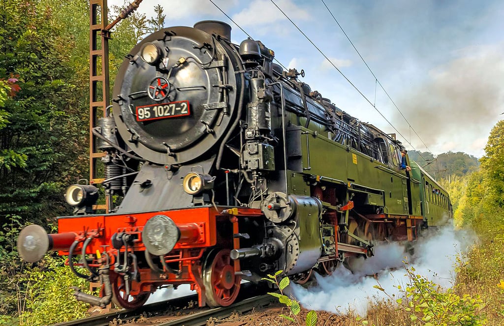 Die „Bergkönigin“ auf Tour zwischen Blankenburg und Rübeland. Am Sonnabend, 12. März, startet erstmals ein Dampfsonderzug zwischen der Blütenstadt, der Domstadt und dem Höhlenort. Dann ist der „GlastridExpress auf der einstigen Strecke der Harzbahn unterwegs.