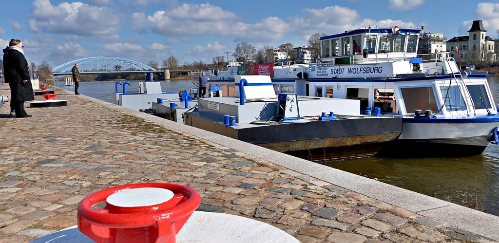 Das Magdeburger Fahrgastschiff "Stadt Wolfsburg" hat bereits am Petriförder angelegt. In Kürze startet die Saison.