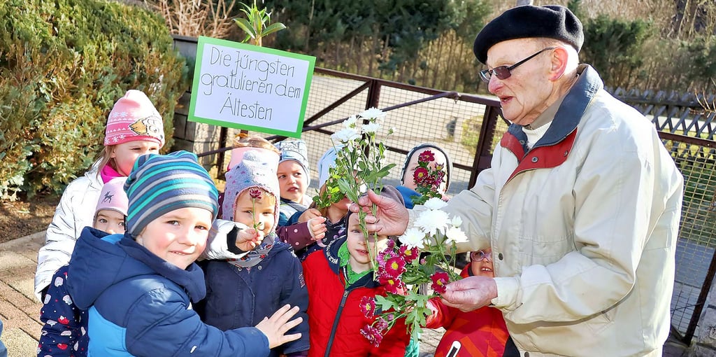 Der Jubilar freut sich über die Glückwünsche der Thyra-Kids.