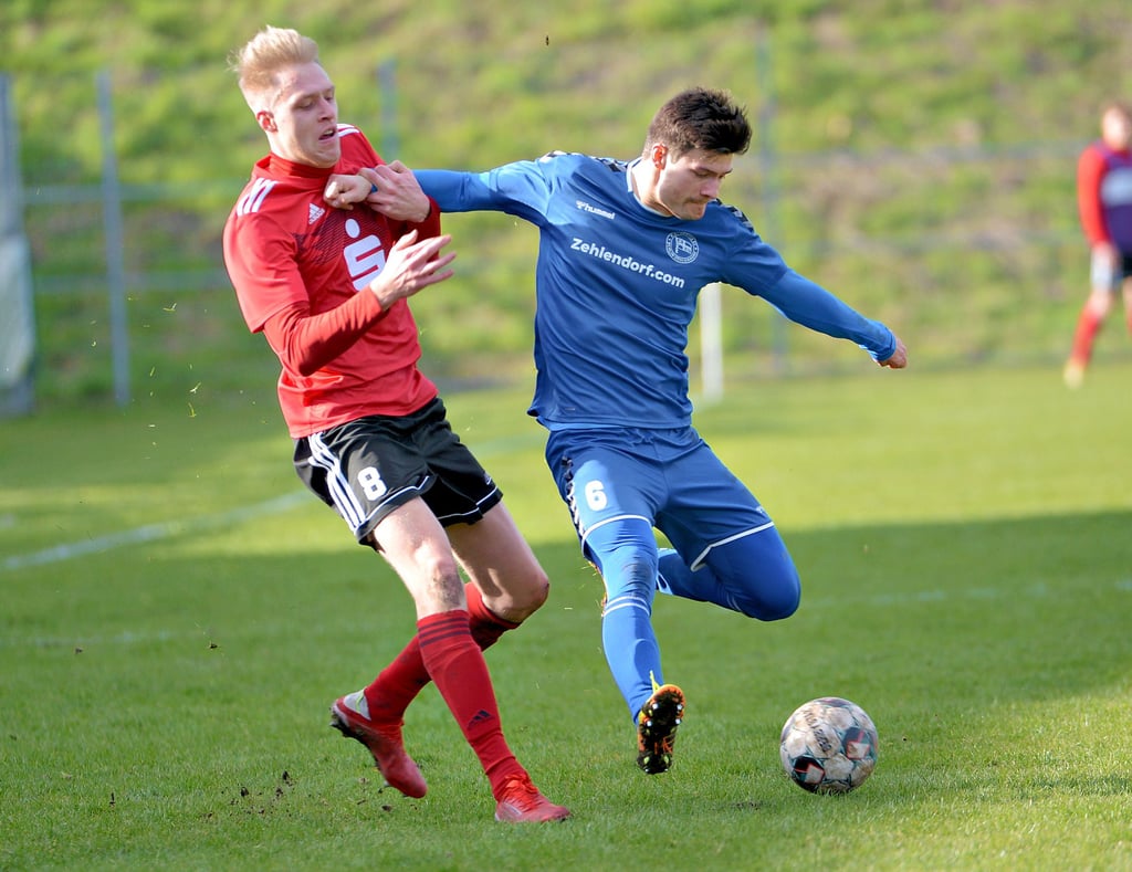 Paul Schönburg (links) verlor gestern mit dem 1. FC Lok Stendal das Oberliga-Punktspiel beim SC Staaken 0:3. Die Ostaltmärker traten stark ersatzgeschwächt an.