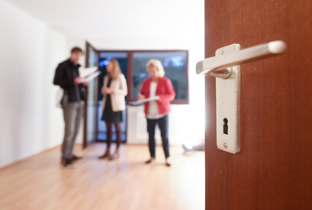 Wer eine neue Wohnung mieten möchte, muss meist viel von sich preis geben. Fragen nach der politischen Einstellung oder der Religion sind aber nicht zulässig.