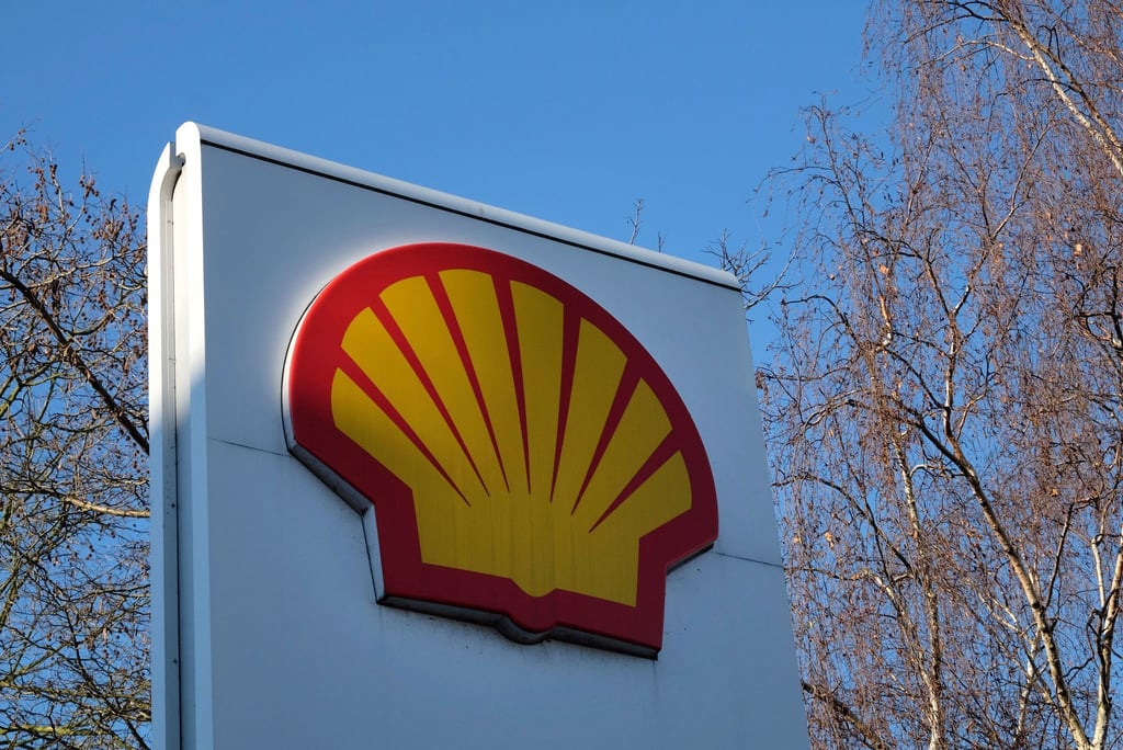 Das Shell-Logo steht an einer Tankstelle.