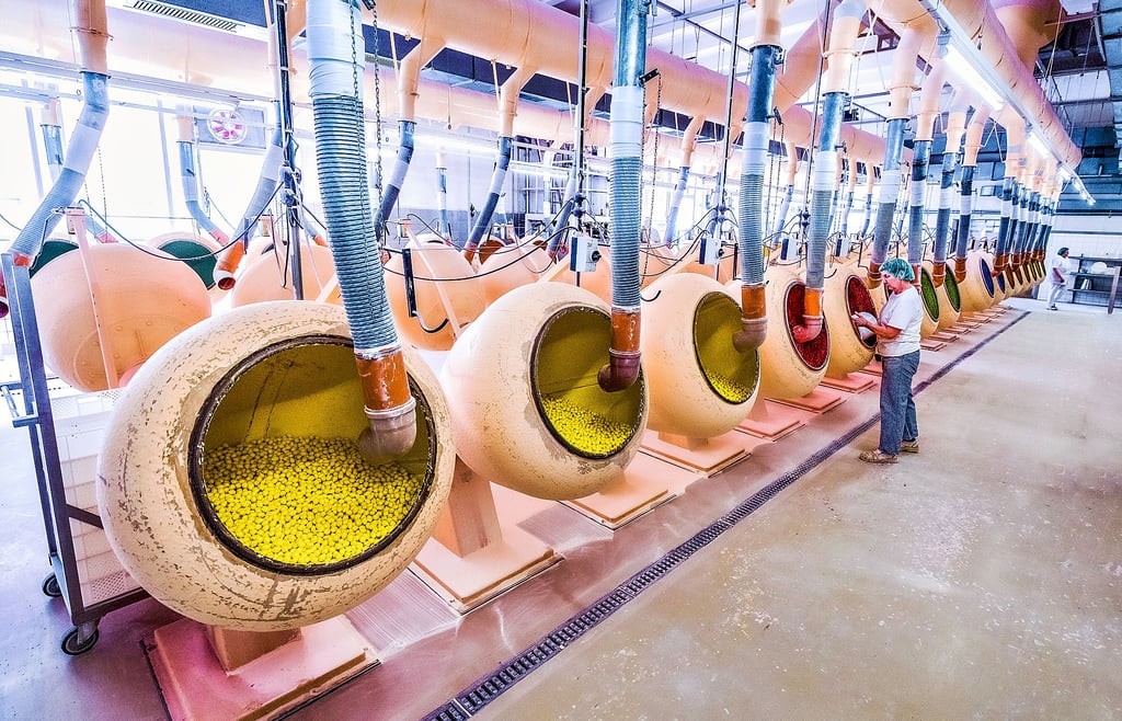 In der Bernburger Kaugummifabrik drehen sich noch immer die Dragierkessel aus Pinneberg.