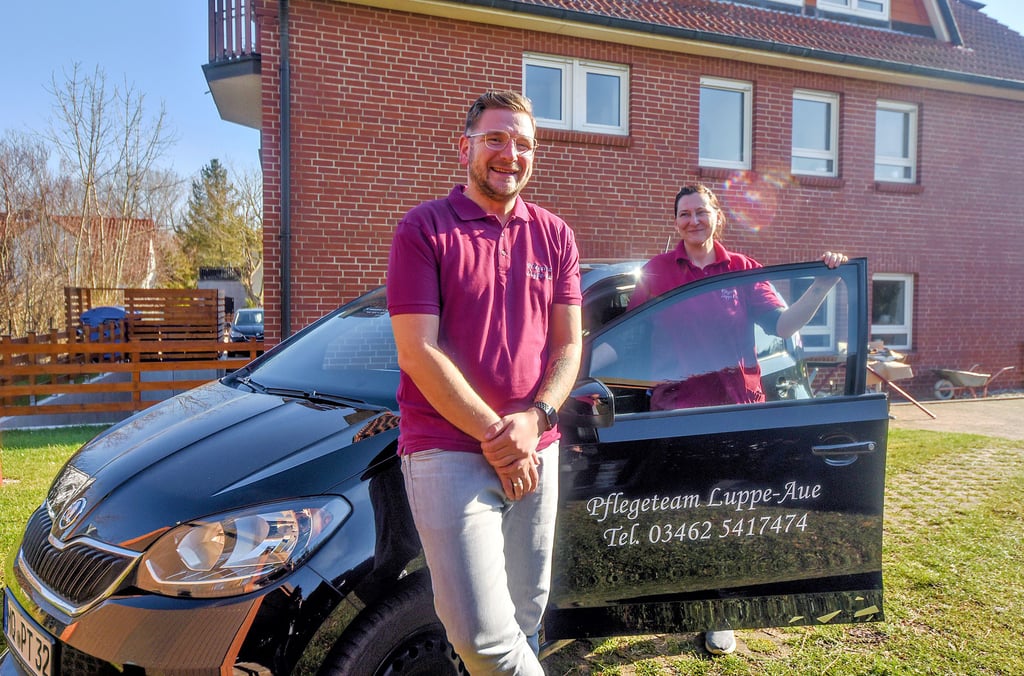 Alexander Löwe und seine Kollegen, hier Pflegeassistentin Romy Kötteritz, lassen sich von Corona nicht unterkriegen.