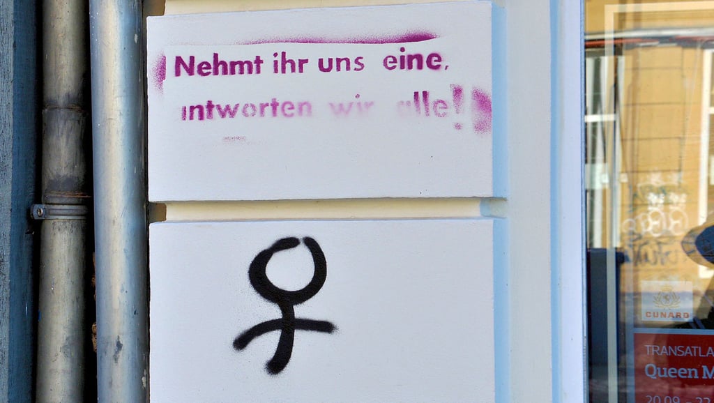 In der gesamten Stendaler Innenstadt prangen seit Dienstag feministische und linksautonome Losungen. Die Polizei geht von drei bis fünf Tätern aus. Die Ermittlungen haben begonnen.