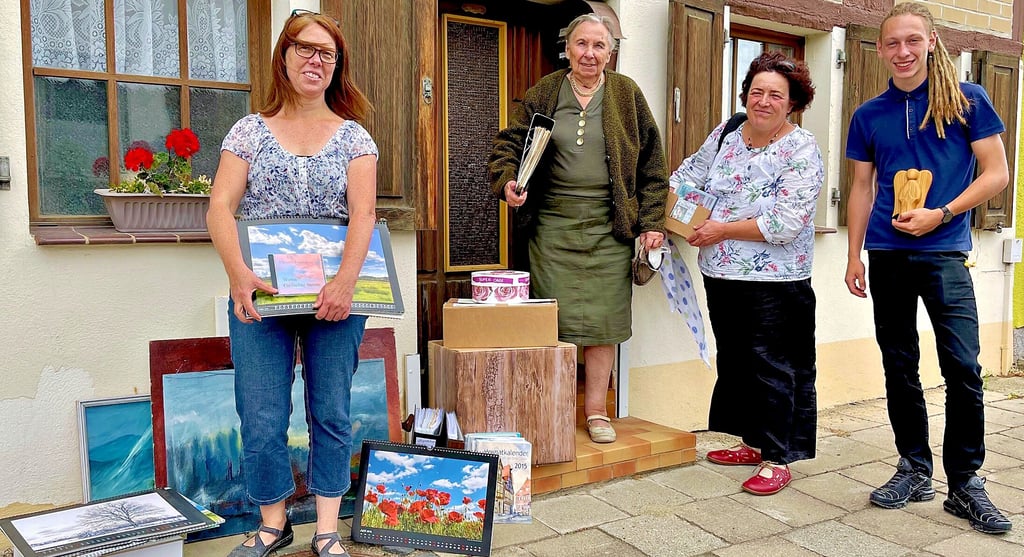 Gemeinsam wird ein „Vorlass“ in Wegeleben von Nadine Brauner, Christel Trausch, Ute Berger und Enkel Jonas Ehritt (von links) zum Literaturhaus nach Magdeburg verladen.