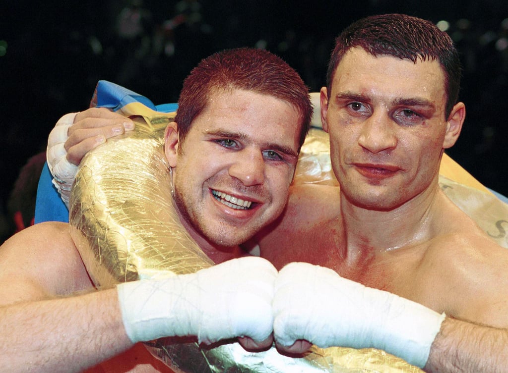 November 2000: Der etwas lädierte Europameister Vitali Klitschko holt Timo Hoffmann nach dem Kampf mit in den Siegerkranz.