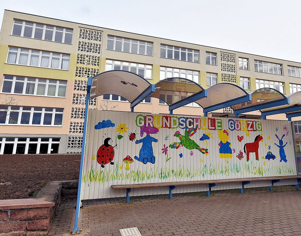 Eine Arbeitsgruppe von Stadträten soll über die geplante Sanierung der Grundschule in Görzig beraten.