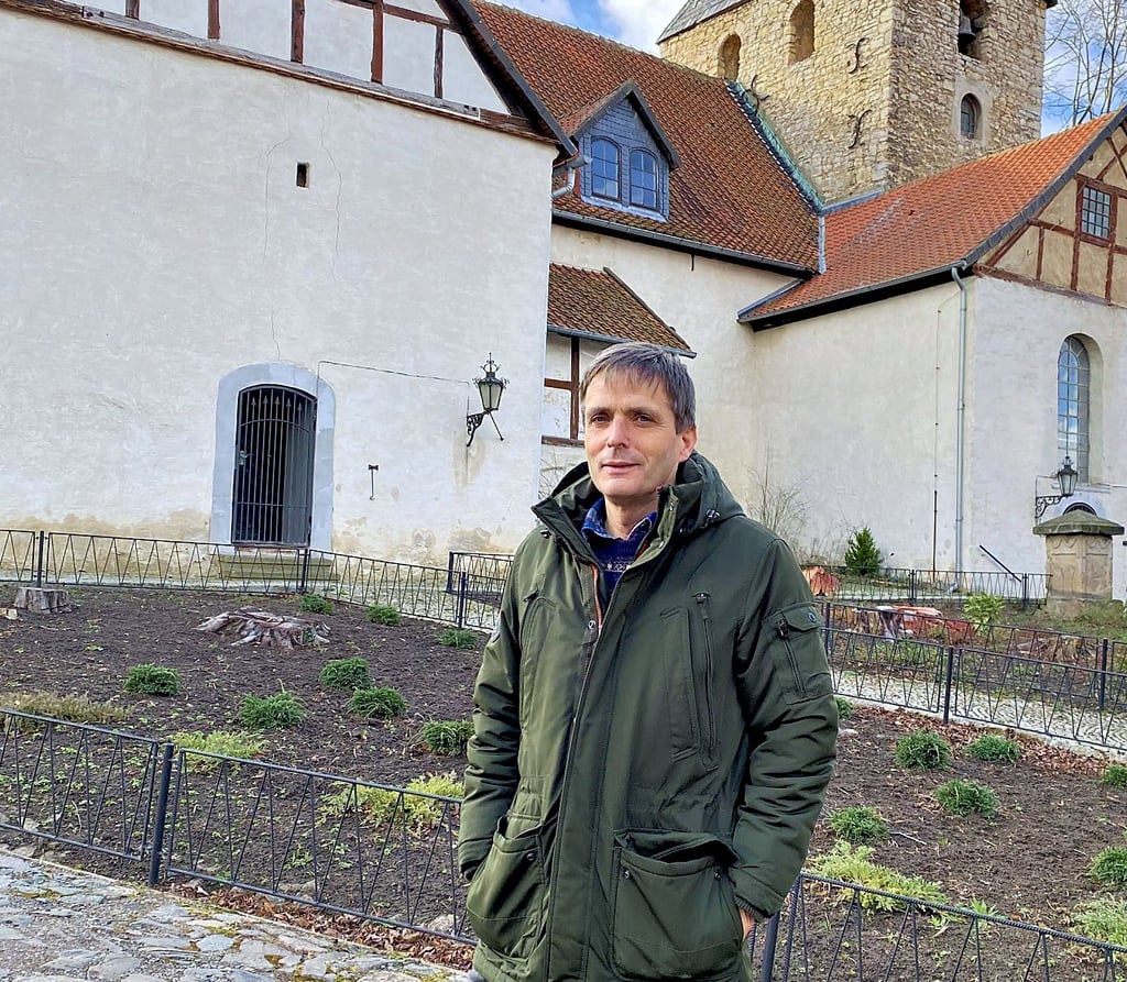 Pfarrer Mathias Lauer ist zuständig für das Kirchspiel Huy, zu dem neben Dingelstedt (Foto) auch Anderbeck, Aderstedt, Badersleben, Eilsdorf, Huy-Neinstedt sowie Pabstorf und Vogelsdorf gehören.
