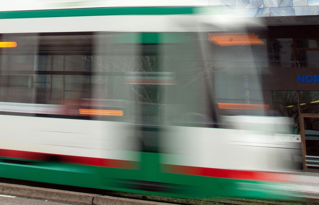 Eine Scheibe einer Straßenbahn wurde von unbekannten Tätern beschädigt.
