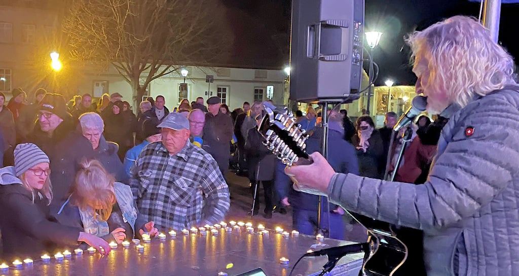 Burkhard Goers spielte auf dem Loburger Markt einen selbstgeschriebenen Friedenssong.