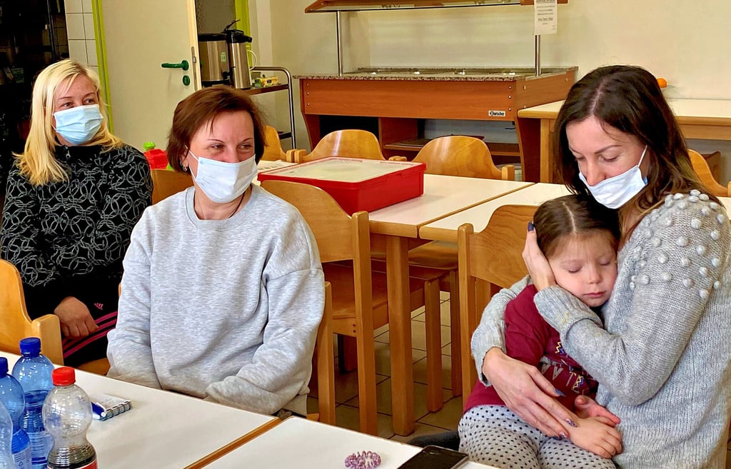 Oleksandra Holovko ist mit ihrer dreijährigen Tochter Yesyenia und weiteren Frauen aus Kiew in der Bernburger Jugendherberge untergekommen.