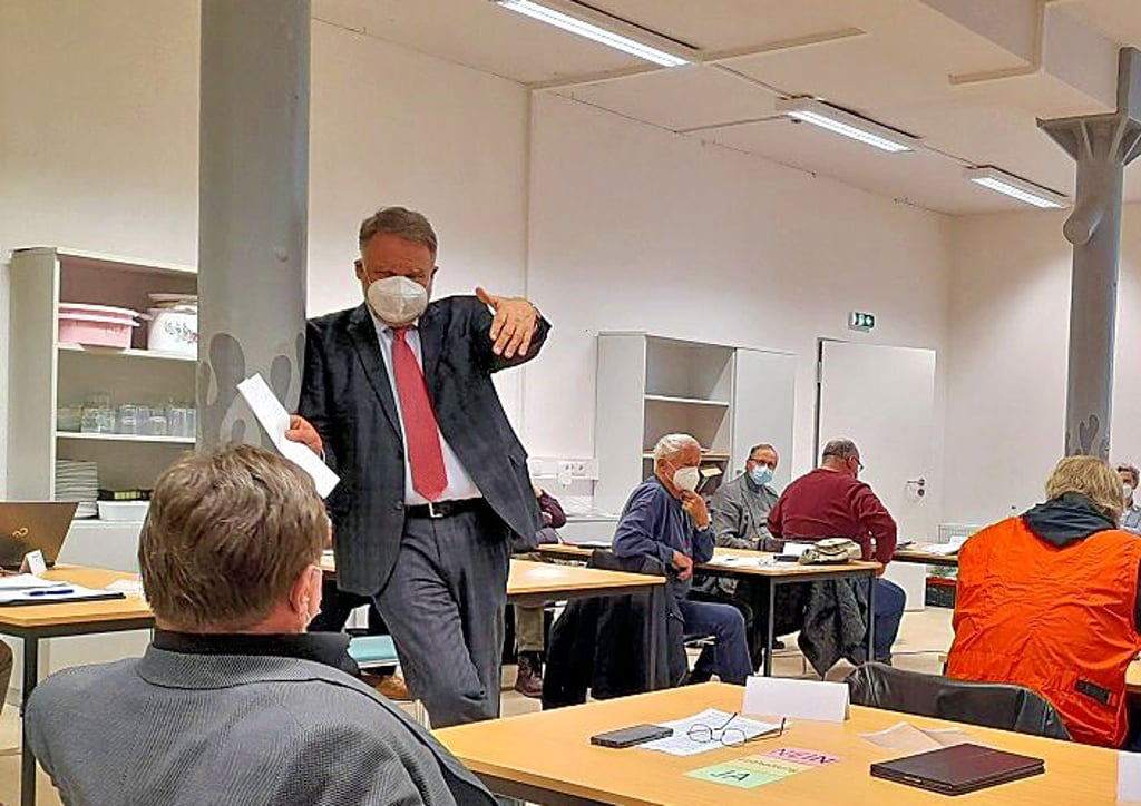 Rüdiger Kramer informiert im Rat über den Breitbandausbau.