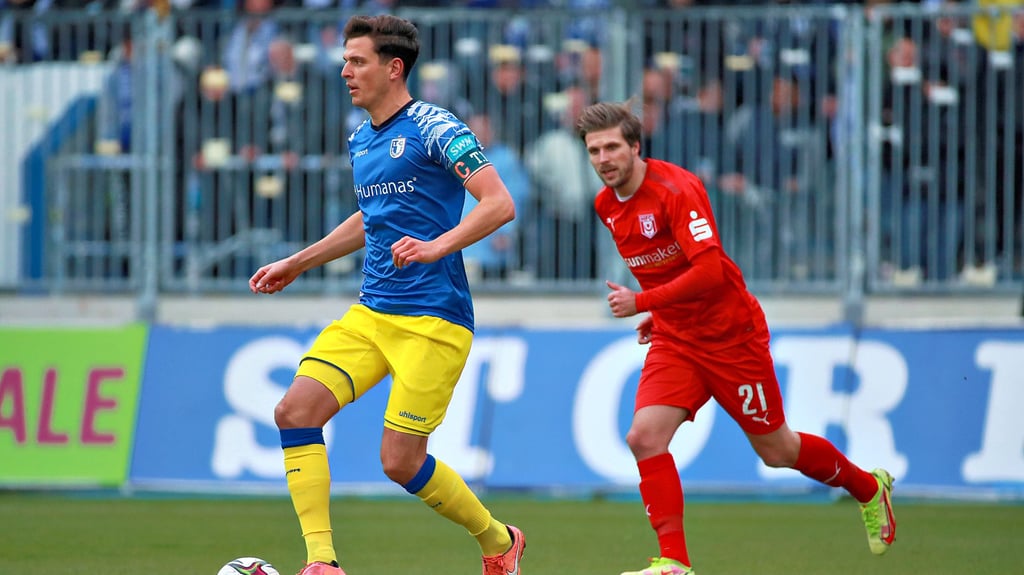 Das Derby-Remis gegen den Halleschen FC (Philipp Zulechner) ist abgehakt bei Tobias Müller (links). Der Kapitän des 1. FC Magdeburg blickt bereits auf die kommende Aufgabe bei Türkgücü München.