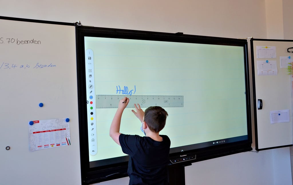 Arbeiten mit digitalem Lineal am 86-Zoll-Bildschirm: Ein Schüler beweist seine digitalen Kompetenzen.